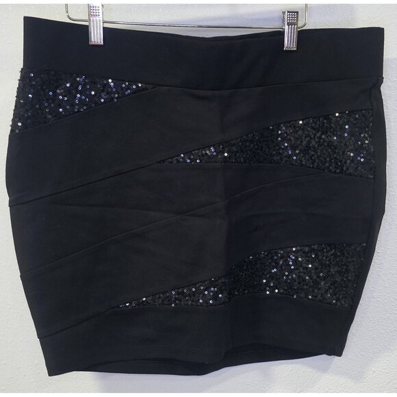 Torrid Women's Sequined Spliced Black Mini Skirt Size 1 (14/16) NWT - Picture 1 of 9